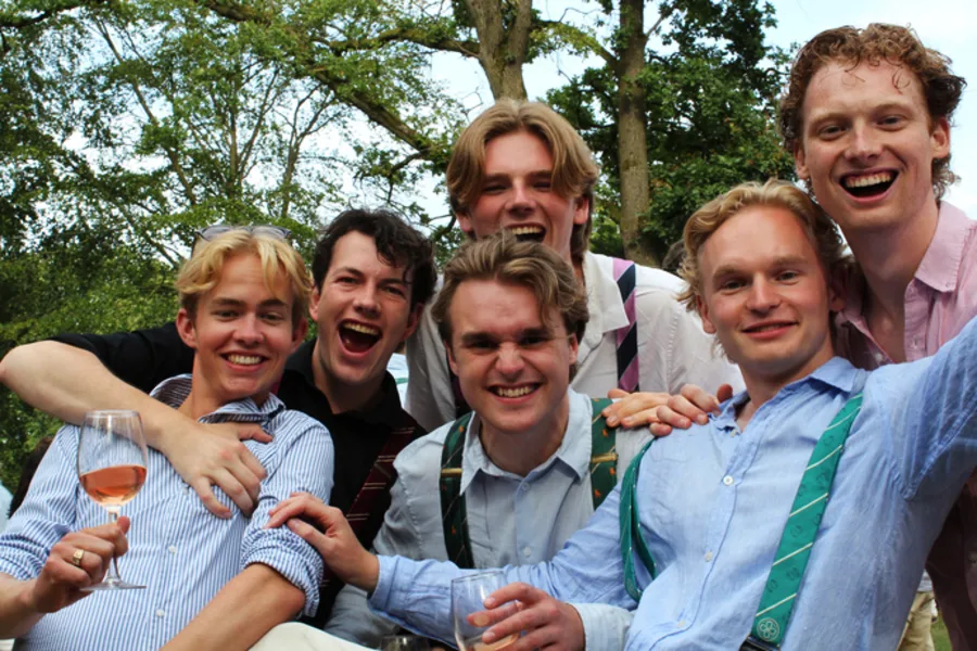 Vrienden op een zomerfeest, lachend in de camera